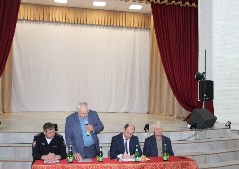 Встреча Василия Басова с жителями Яблоново-Гайского муниципального образования.